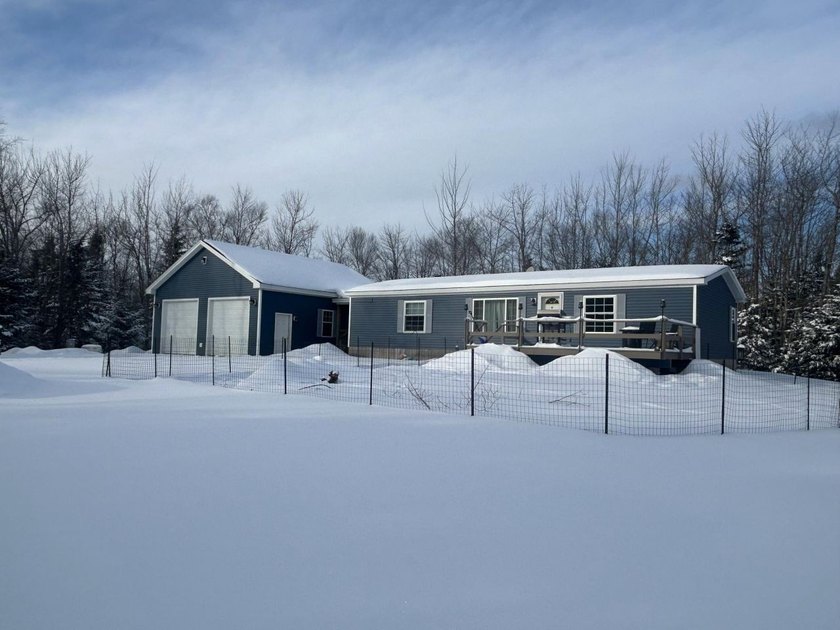 Very well maintained 3-bedroom, 2-bath home set on 5 private - photo 2