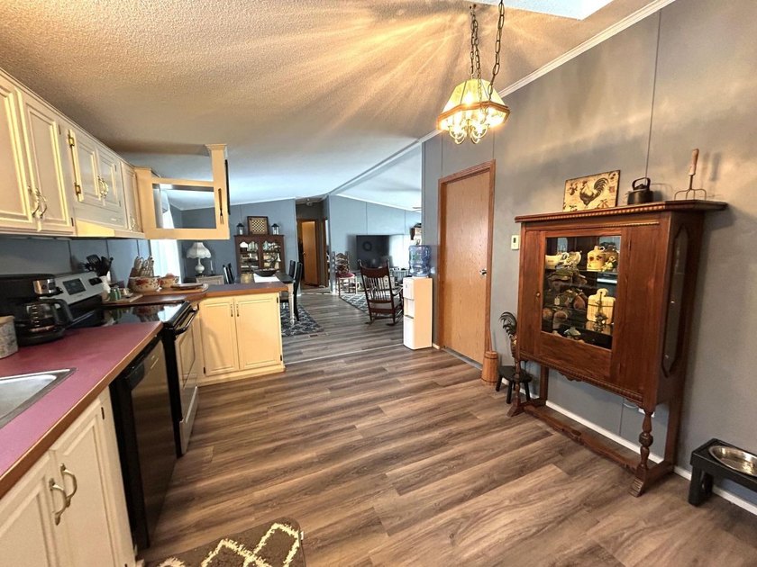 Very well maintained 3-bedroom, 2-bath home set on 5 private - photo 9