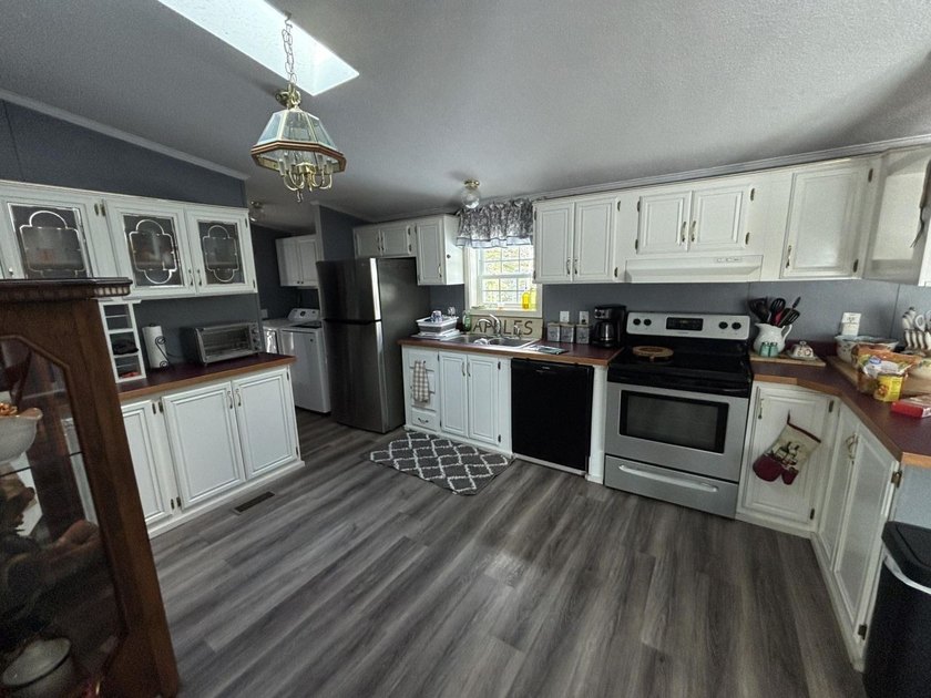 Very well maintained 3-bedroom, 2-bath home set on 5 private - photo 10