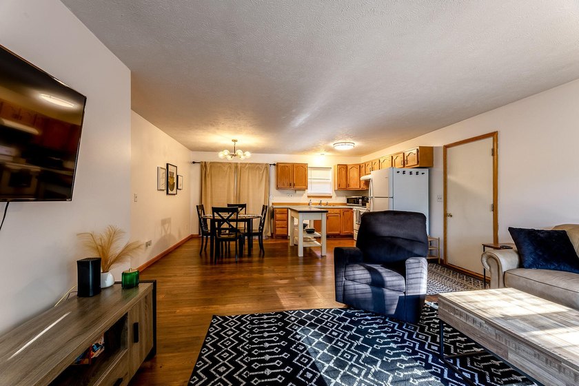Welcome home to 1702 N Southgate! Move right in to this very - photo 4