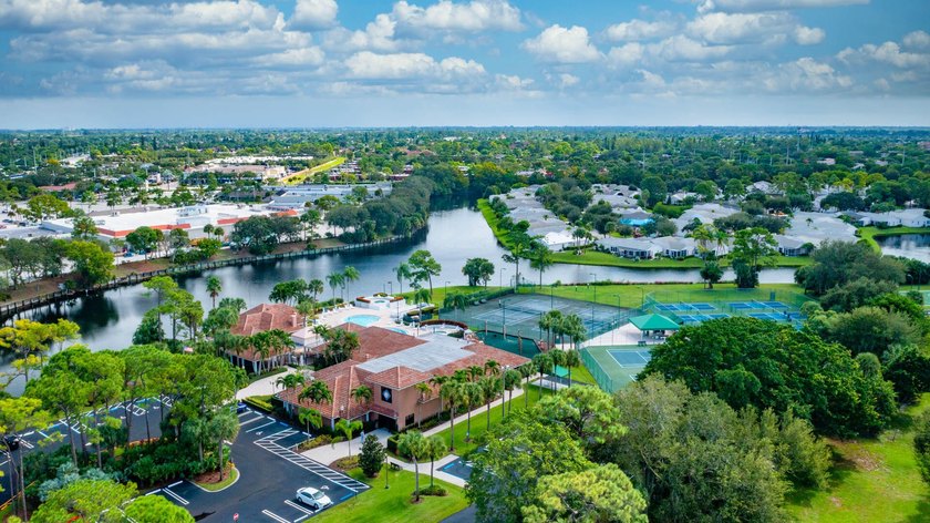 Beautiful 2 Bed/2 Bath 1st floor Condo in the highly desirable - photo 29