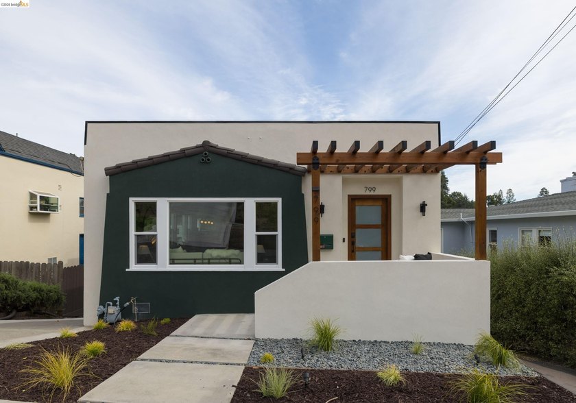 Nestled in Oakland's coveted Crocker Highlands neighborhood, 799 - photo 2
