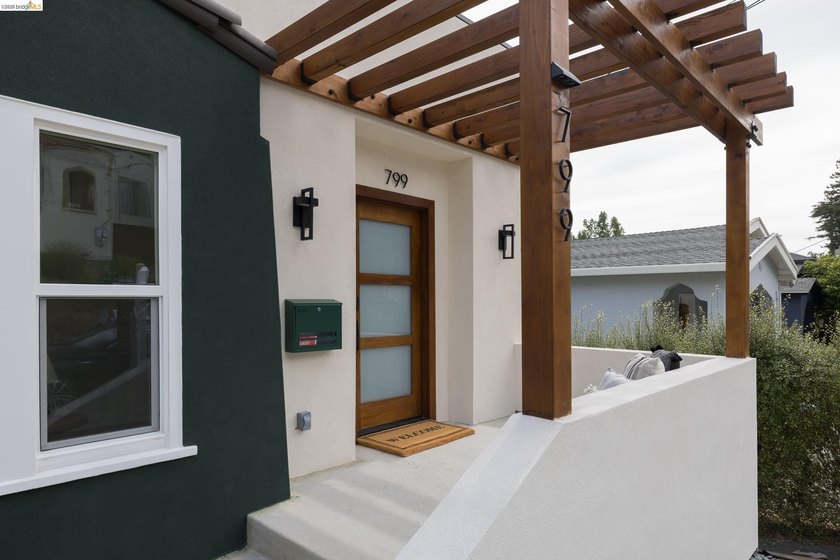 Nestled in Oakland's coveted Crocker Highlands neighborhood, 799 - photo 3