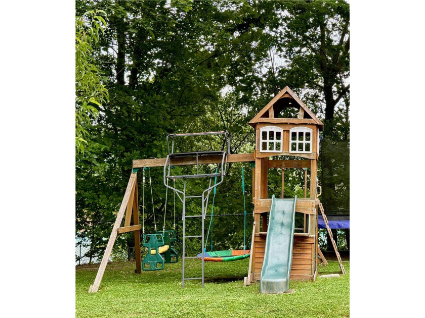 This is the LARGE house on the LARGE lot you have been looking - photo 32