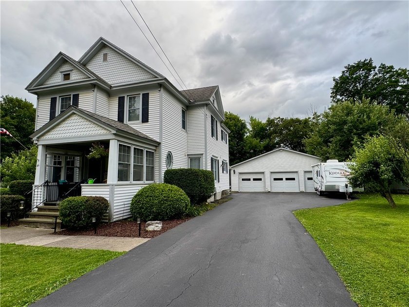This is the LARGE house on the LARGE lot you have been looking - photo 38
