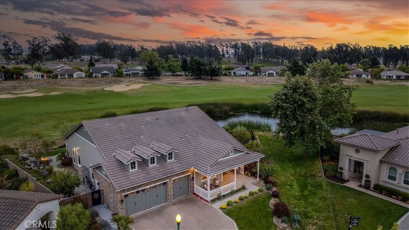 A Stunning Lake View Home Crafted for Exceptional Indoor-Outdoor - photo 2