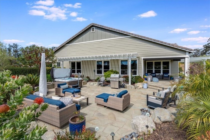 A Stunning Lake View Home Crafted for Exceptional Indoor-Outdoor - photo 9