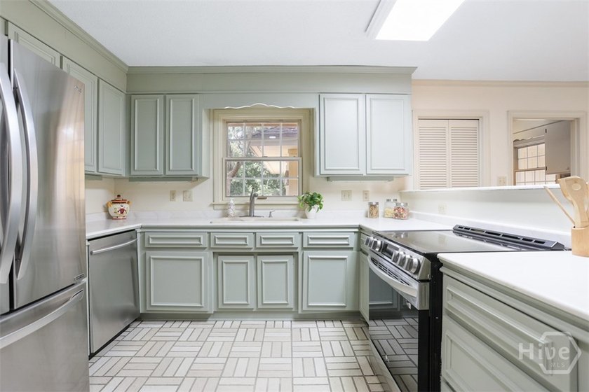 Welcome to this beautiful, spacious home in the prestigious - photo 12