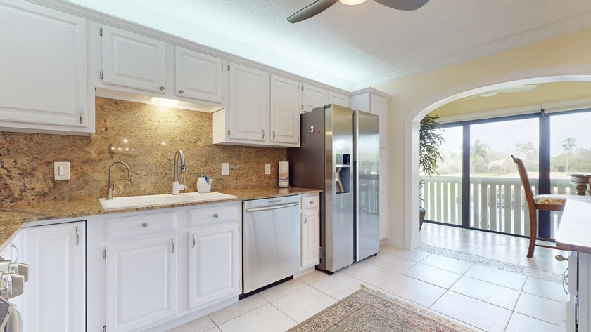 Immaculate lakeside 2nd floor 3-bedroom, 2-bathroom condo in - photo 14
