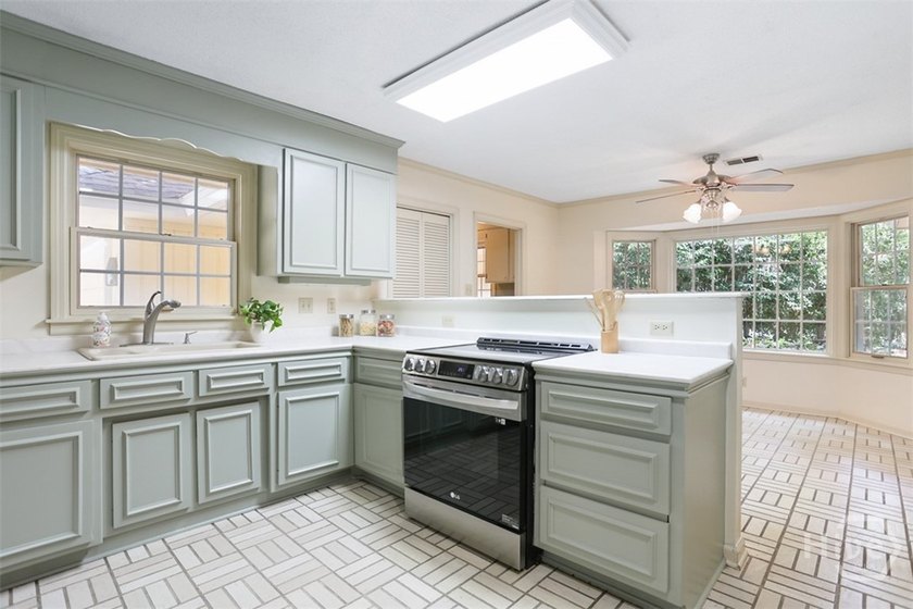 Welcome to this beautiful, spacious home in the prestigious - photo 15