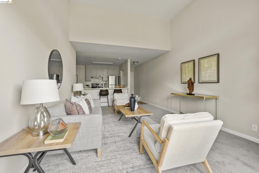Chic top floor condo in the desirable Crescent Villa - photo 3