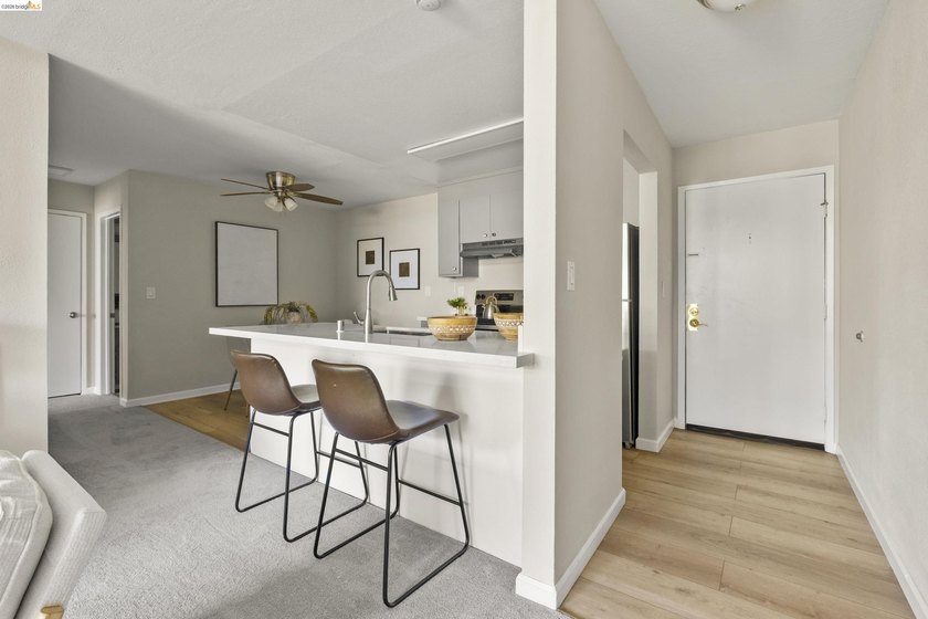 Chic top floor condo in the desirable Crescent Villa - photo 6