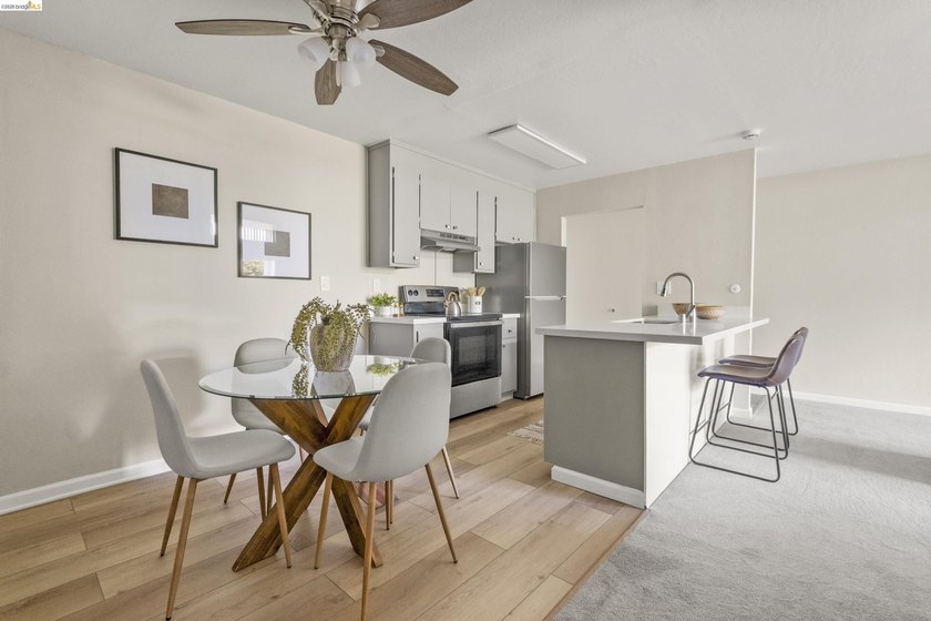 Chic top floor condo in the desirable Crescent Villa - photo 7