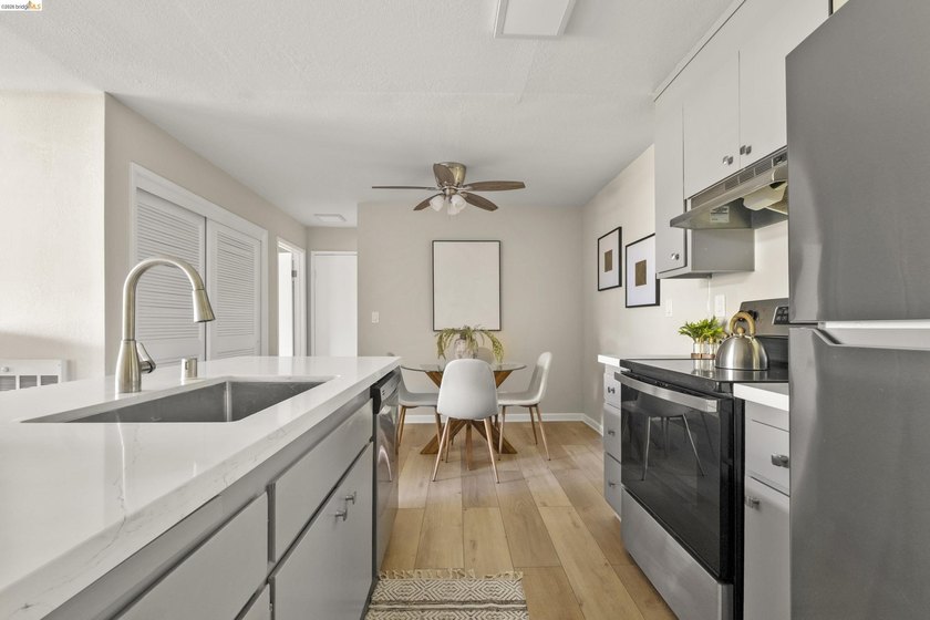 Chic top floor condo in the desirable Crescent Villa - photo 10