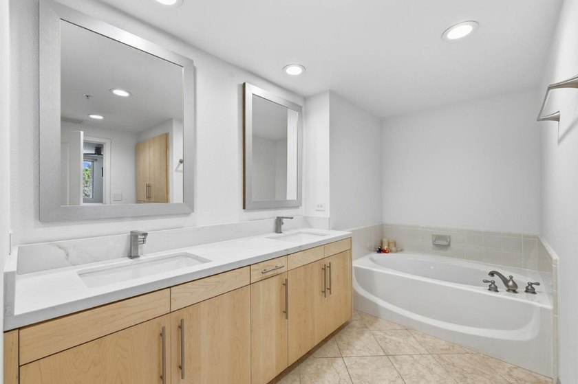 Absolutely stunning 1,563 sq. ft. condo in the heart of Downtown - photo 18