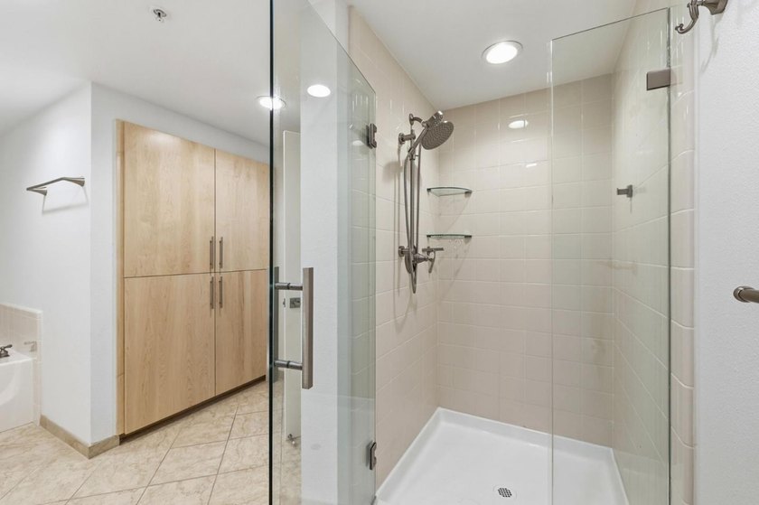 Absolutely stunning 1,563 sq. ft. condo in the heart of Downtown - photo 19