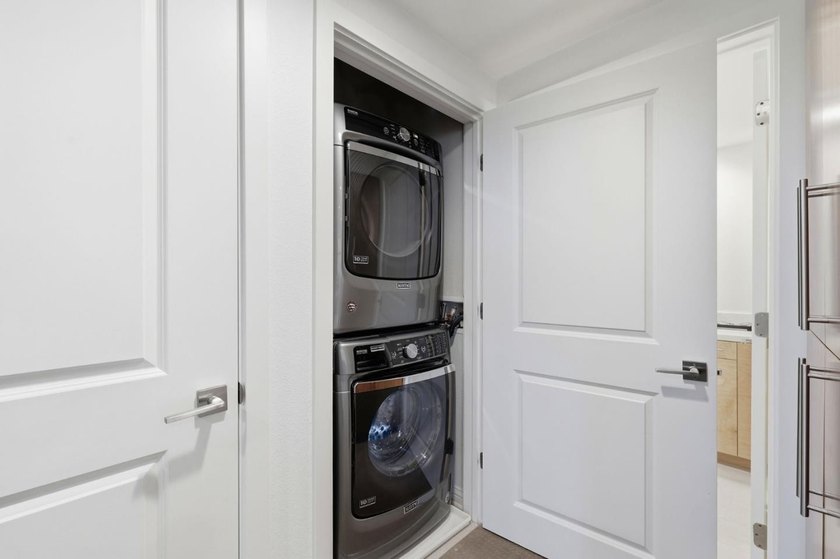 Absolutely stunning 1,563 sq. ft. condo in the heart of Downtown - photo 23