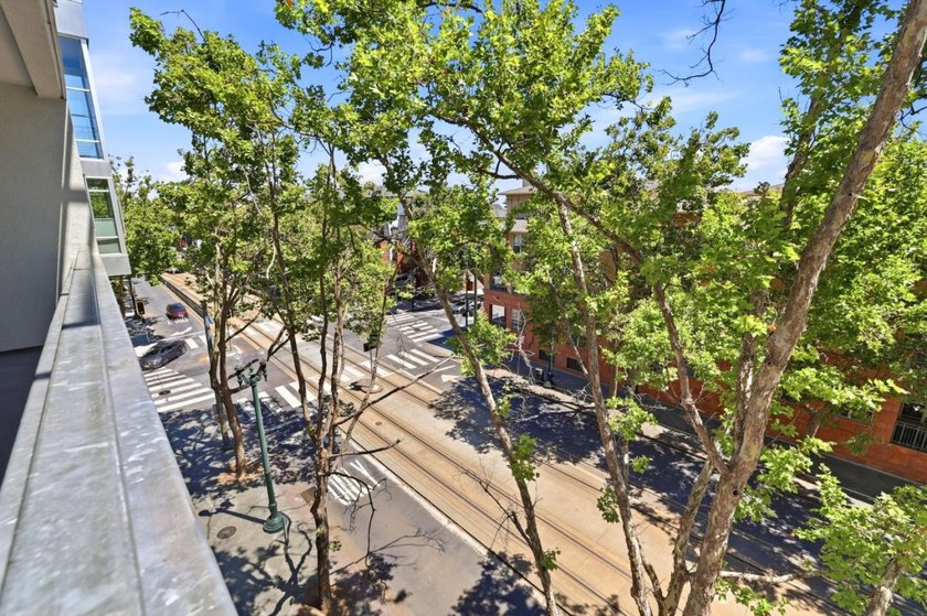 Absolutely stunning 1,563 sq. ft. condo in the heart of Downtown - photo 26