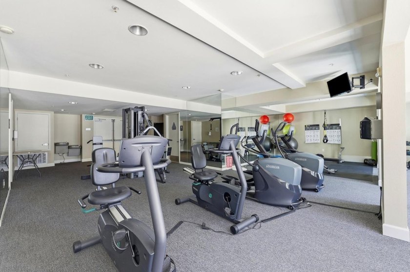 Absolutely stunning 1,563 sq. ft. condo in the heart of Downtown - photo 31