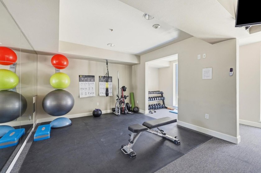 Absolutely stunning 1,563 sq. ft. condo in the heart of Downtown - photo 33