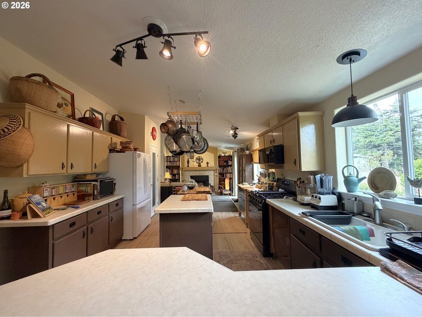 This spacious 1,620 sq ft manufactured home offers easy - photo 12