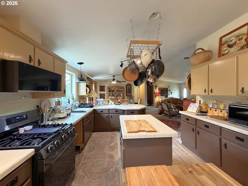 This spacious 1,620 sq ft manufactured home offers easy - photo 13
