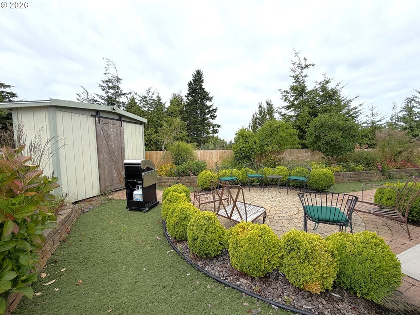 This spacious 1,620 sq ft manufactured home offers easy - photo 27