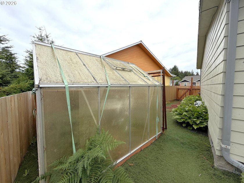 This spacious 1,620 sq ft manufactured home offers easy - photo 34