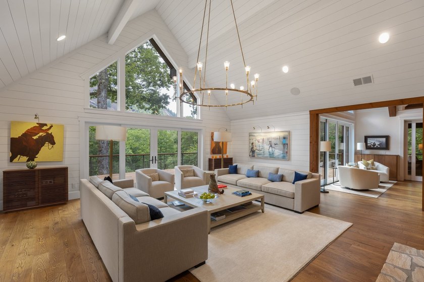 Redesigned and completely renovated in 2020, this extraordinary - photo 11