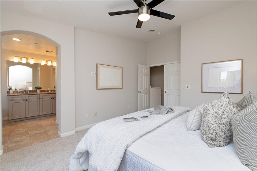 Beautifully updated, 3 bedroom, 2 1/2 bathroom home in desirable - photo 11