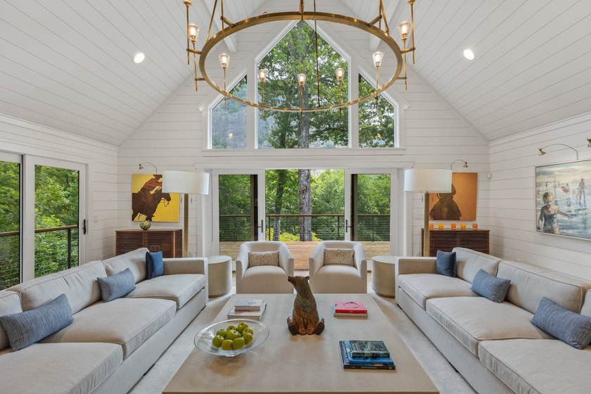 Redesigned and completely renovated in 2020, this extraordinary - photo 14
