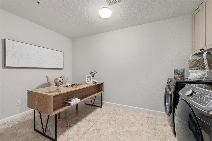 Beautifully updated, 3 bedroom, 2 1/2 bathroom home in desirable - photo 18
