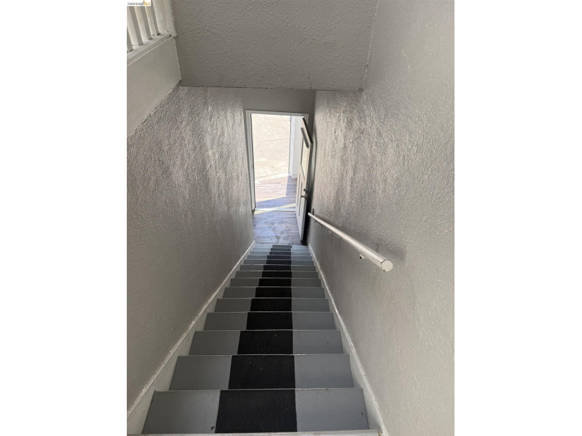 Great opportunity to own a mixed-use property with both - photo 3