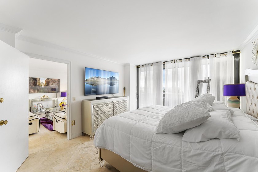 Welcome to Unit 605, a rare high-floor, south-facing - photo 11