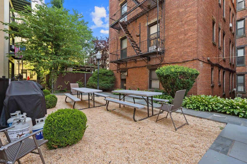 Welcome to Willow Park, an oversized one bedroom in an uptown - photo 13