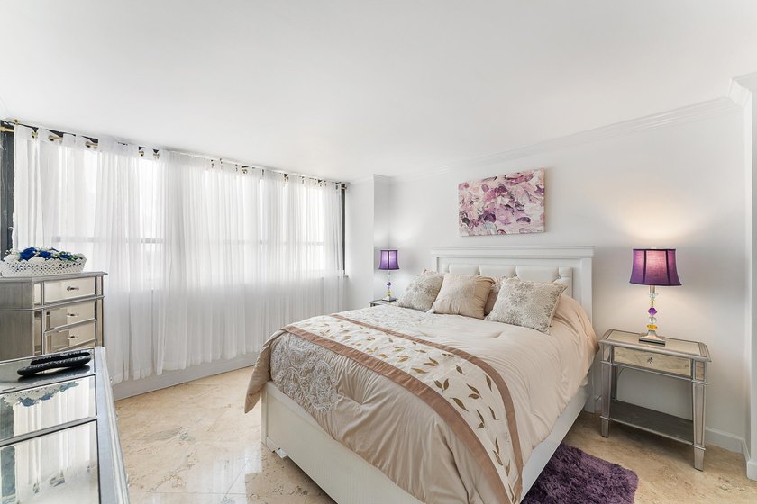 Welcome to Unit 605, a rare high-floor, south-facing - photo 14
