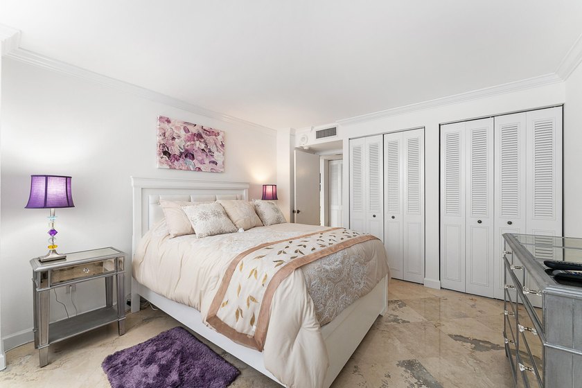 Welcome to Unit 605, a rare high-floor, south-facing - photo 15
