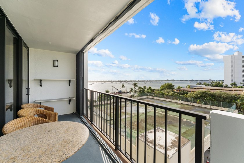 Welcome to Unit 605, a rare high-floor, south-facing - photo 17