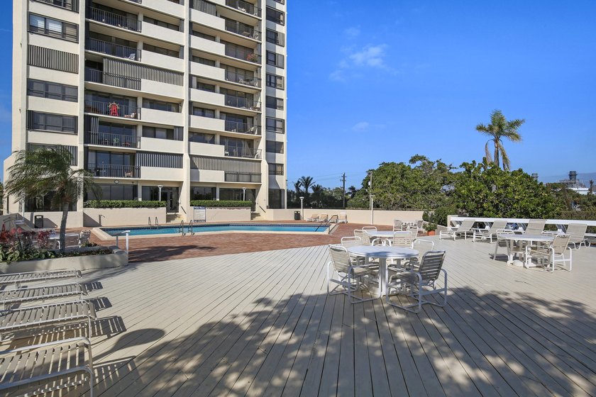 Welcome to Unit 605, a rare high-floor, south-facing - photo 23