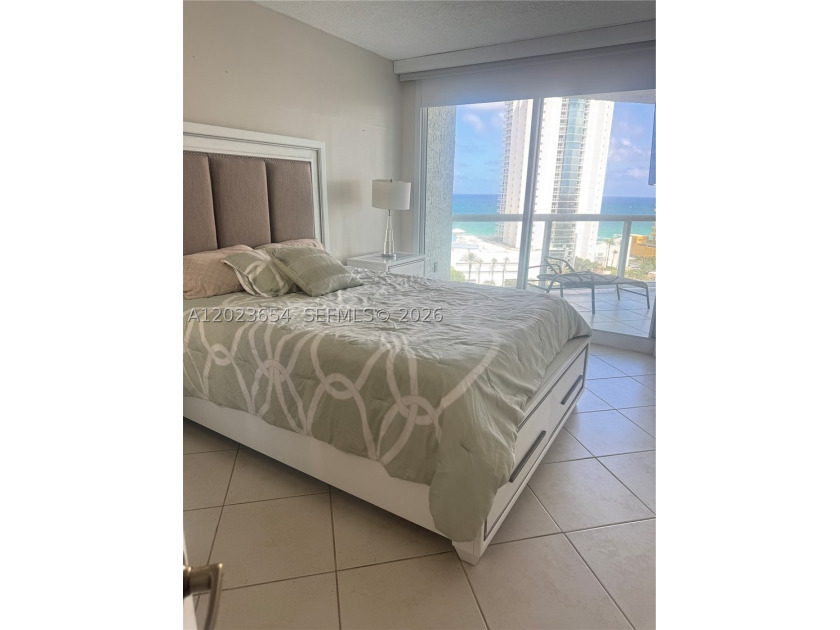 Beautiful 2-bedroom plus den, 2-bath unit facing the canal, with - photo 31