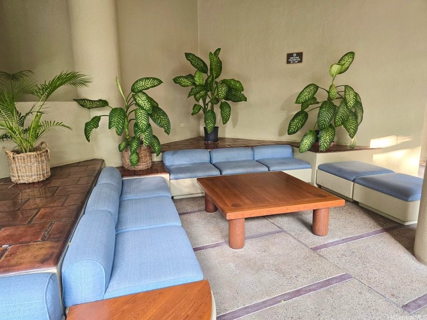 Conveniently located 2 bedroom 2 bathroom condo with ocean - photo 22