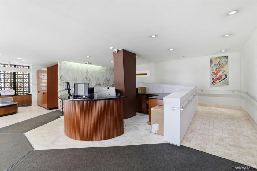 Welcome to the sought after Continental Residence and this well - photo 5