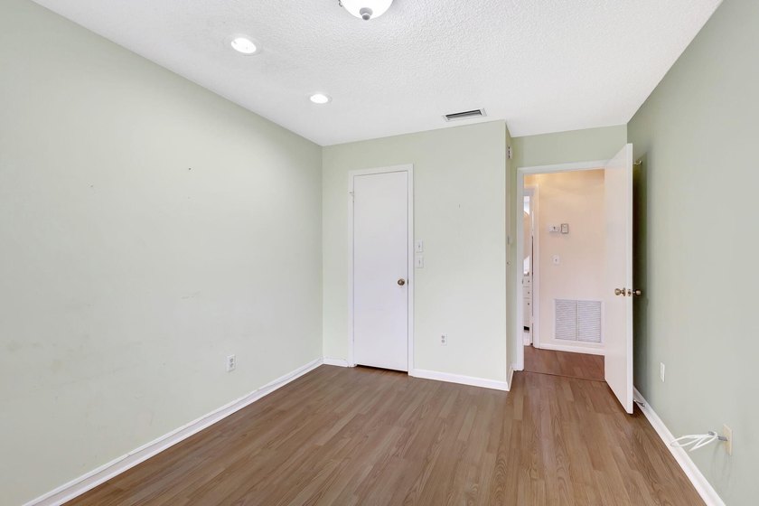 Charming 2-bedroom, 2-bathroom home located in a well-maintained - photo 13