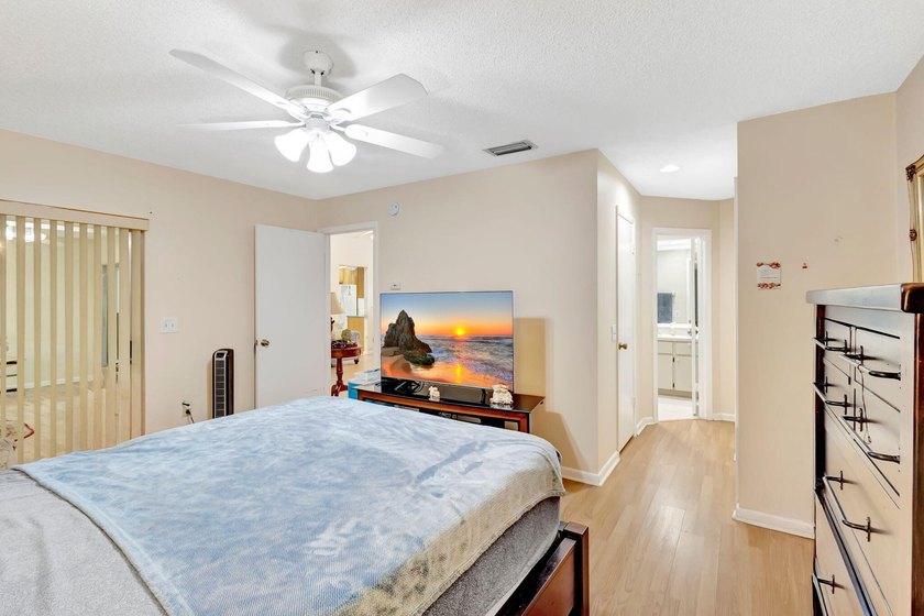 Charming 2-bedroom, 2-bathroom home located in a well-maintained - photo 18