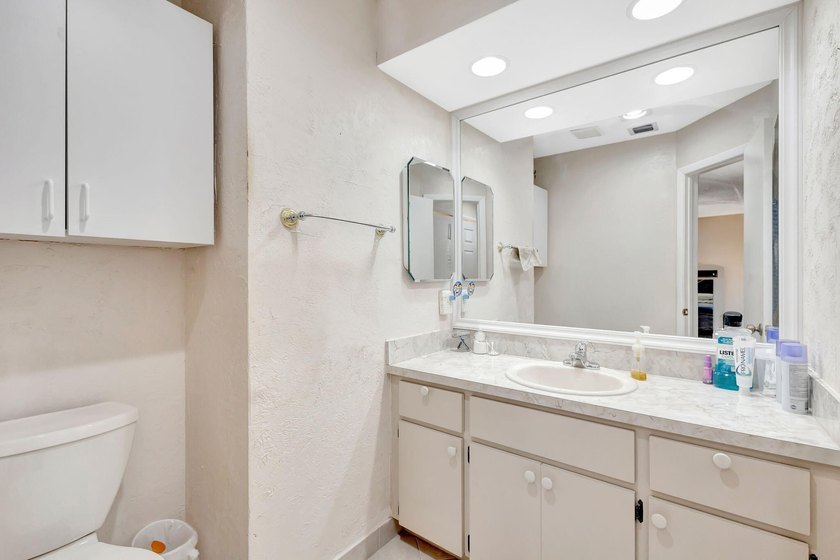 Charming 2-bedroom, 2-bathroom home located in a well-maintained - photo 19
