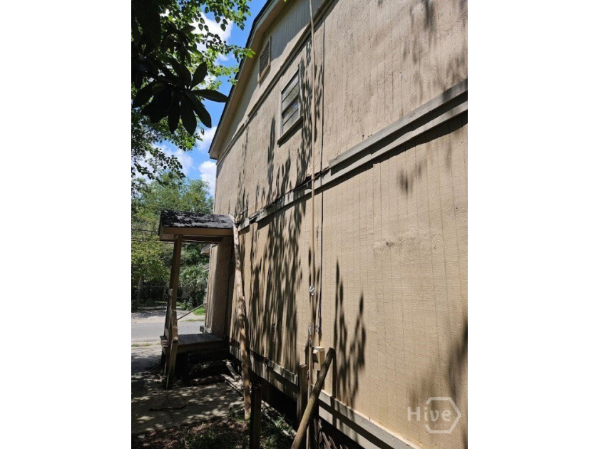 Attention investors and cash buyers! Check out this 4-bedroom - photo 3
