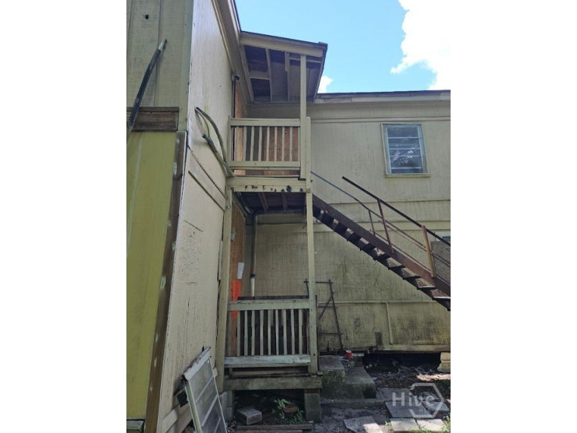 Attention investors and cash buyers! Check out this 4-bedroom - photo 5