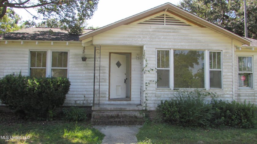Single family home on a nice corner lot, no flood, with two - photo 11