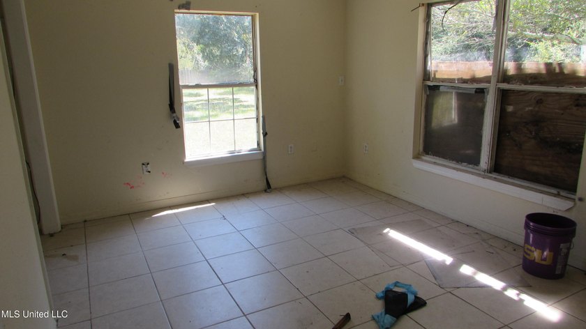 Single family home on a nice corner lot, no flood, with two - photo 17