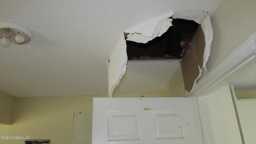 Single family home on a nice corner lot, no flood, with two - photo 19